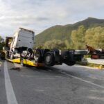 Tir fuori strada: chiusa la statale. Nigeriano in ospedale